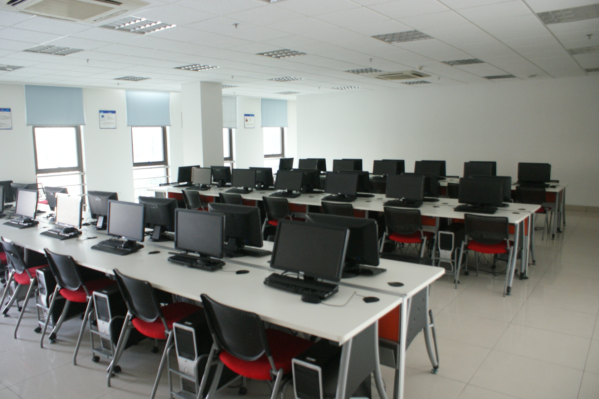 安博昆山電腦培訓(xùn)室 專業(yè)計(jì)算機(jī)系統(tǒng)服務(wù)培訓(xùn)基地